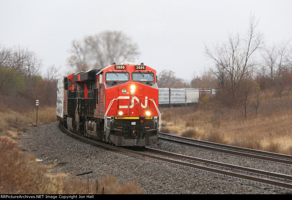 CN 3886 nears County Road B as it comes around the curve with X342